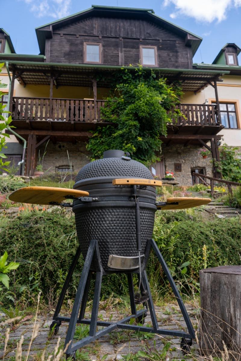 Keramický gril kamado na terase před penzionem